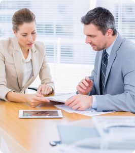 Learn how an EOR helps companies comply with local labor laws, manage risks, and avoid legal issues when hiring internationally.